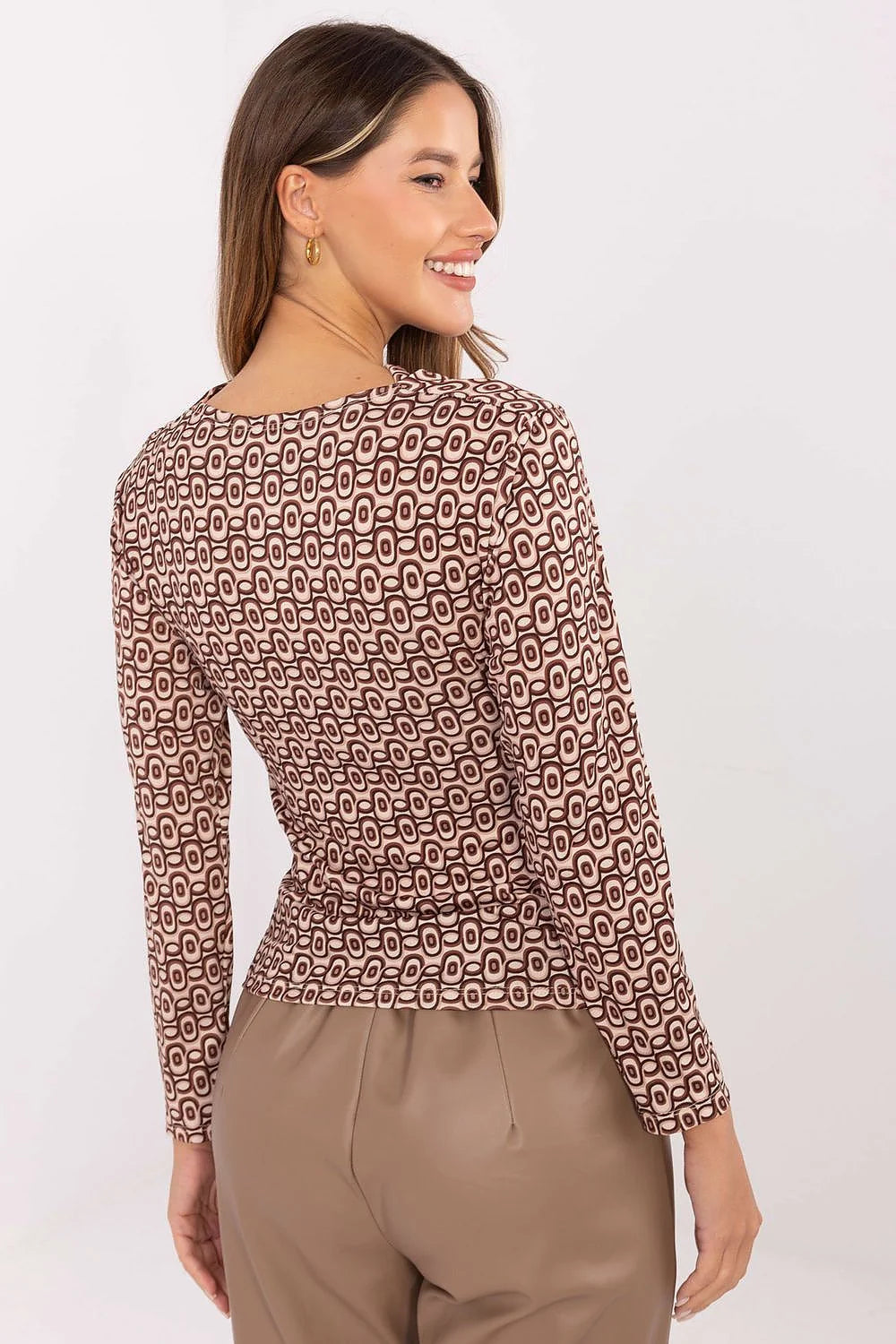 blouse femme manches longues coupe ajustée tissu viscose polyester fluide satiné imprimé géométrique rétro beige marron bouton doré épaule broche