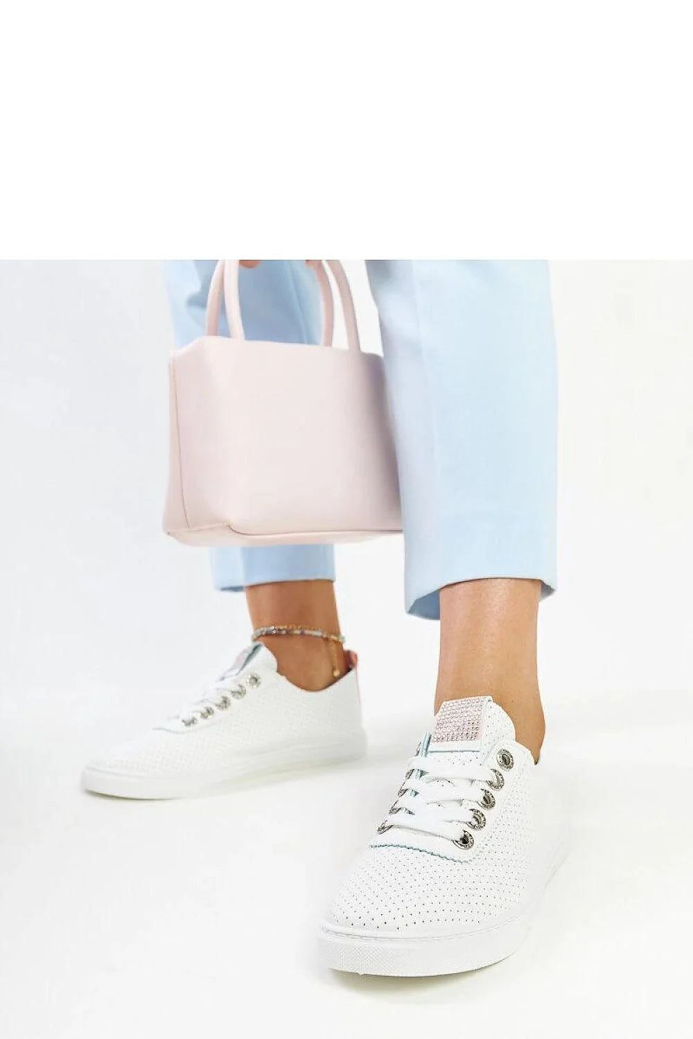 Baskets féminines modernes basses perforées blanc cuir synthétique lacets métal beige rose occasions multiples