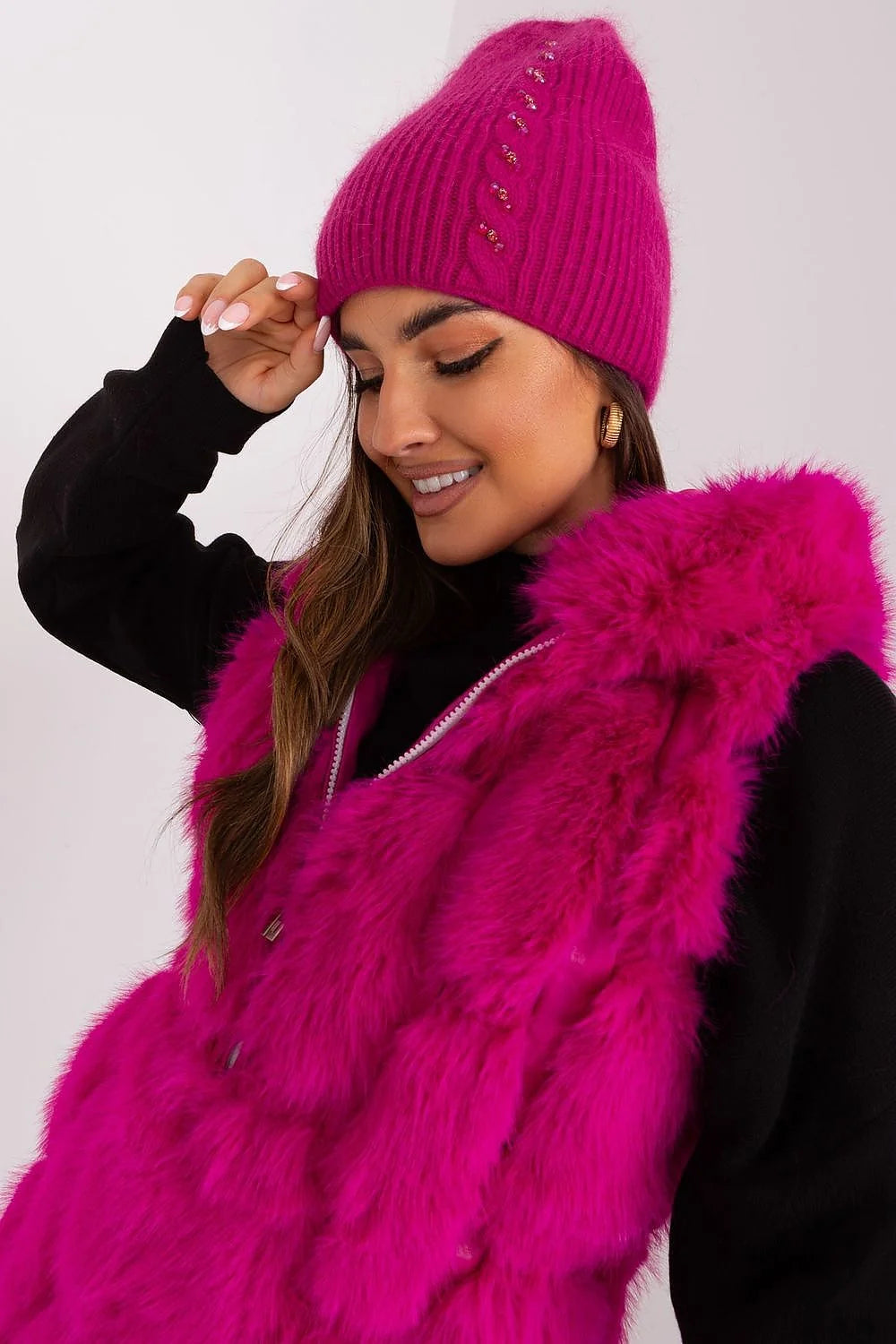 Bonnet et gilet en tricot rose vif pour femme, style audacieux et confortable, matières luxueuses et détails brillants