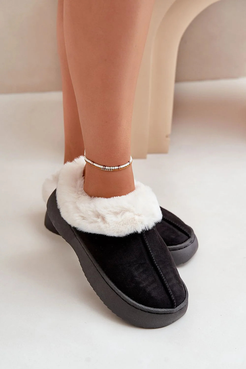 mules femmes suédine noire col fourrure blanche doublée chaude confortable semelle caoutchouc antidérapante coutures discrètes style mocassin