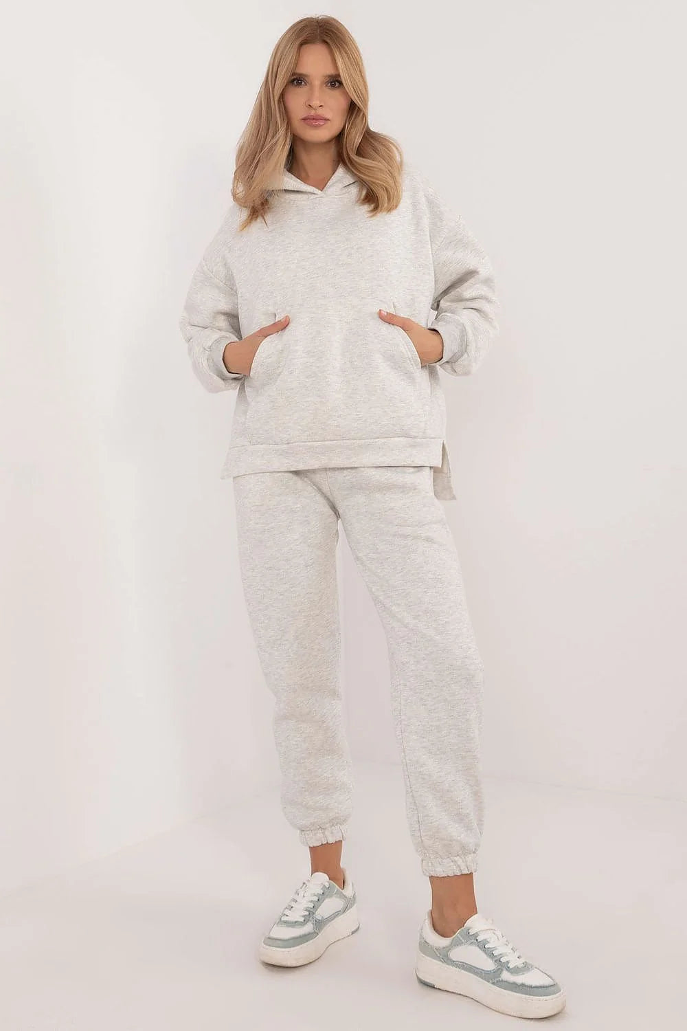 Ensemble de vêtements décontracté pour femmes, sweat à capuche et joggers en coton/polyester, coupe ample, couleur grise claire, confort et durabilité, idéal pour quotidien et loisirs