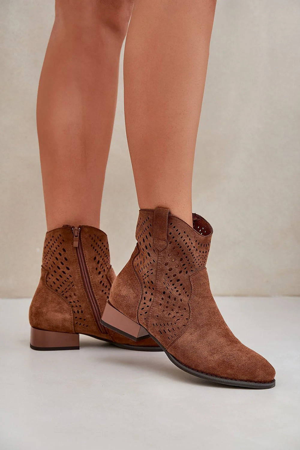 Bottes à talons Step in style en cuir suédé écologique, style moderne et chic, coloris brun clair, semi-montant, détails perforés, confortable et durable pour femmes