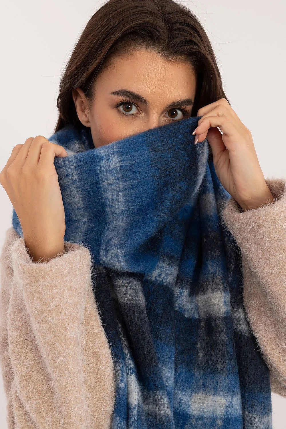 Écharpe en laine motif carreaux bleu gris blanc longue franges femmes hiver élégance mode accessoire polyvalent