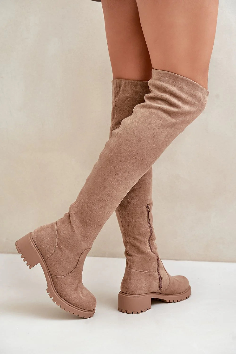 Bottes cuissardes suédine taupe élégantes éco-responsables modernes confortables automne hiver mode féminine chic