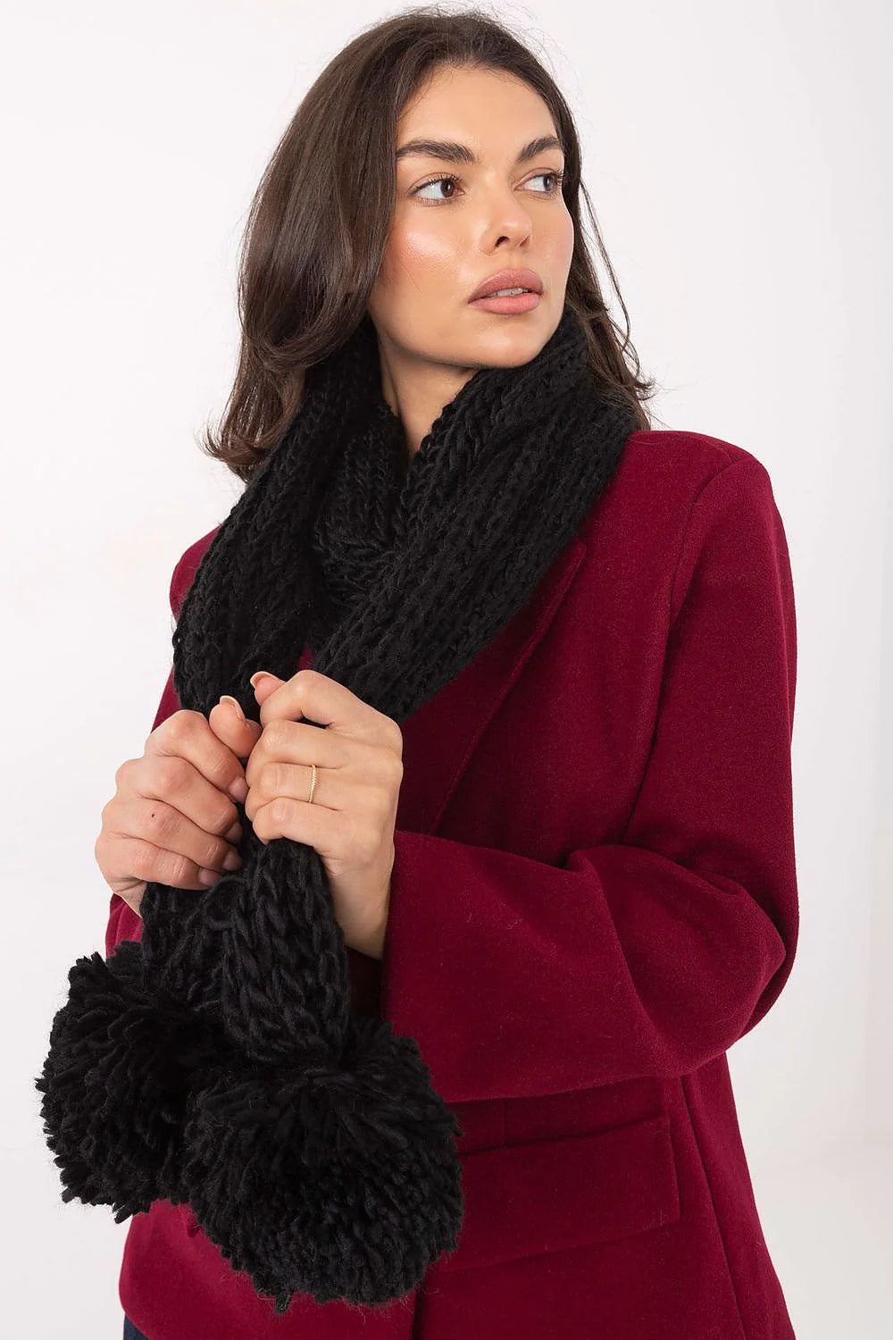 écharpe femme hiver grosse maille tricotée torsades apparentes pompons moelleux noire longue rectangulaire volumineuse chaude isolante douce confortable cosy chic