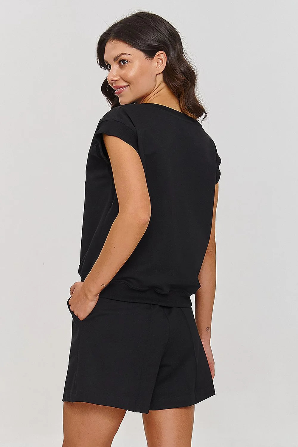 Ensemble Makadamia féminin décontracté et élégant noir coupe droite épaules tombantes manches courtes shorts évasés waist mid-haut femme