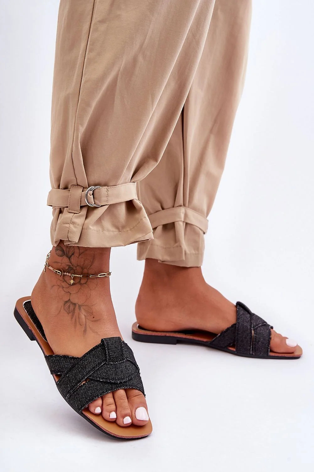 sandales tressées denim noir scintillant brides croisées bout ouvert bords effilochés mule plate semelle antidérapante profilée camel confort durable