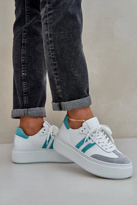 Chaussures de sport basses modernes pour femmes en cuir naturel, style streetwear, semelle épaisse blanche, couleurs contrastantes turquoise et grise, doublure rembourrée, confort maximal, look audacieux