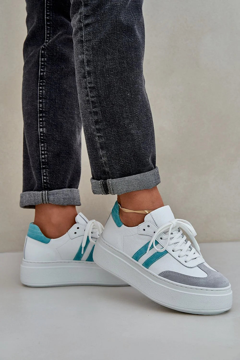 Chaussures de sport basses modernes pour femmes en cuir naturel, style streetwear, semelle épaisse blanche, couleurs contrastantes turquoise et grise, doublure rembourrée, confort maximal, look audacieux