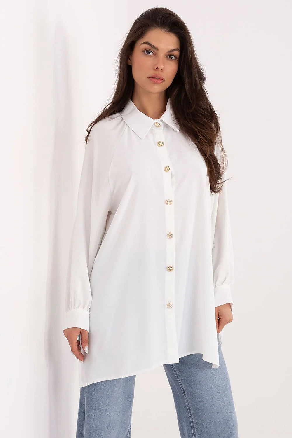 chemise longue femme oversize blanche fluide légère polyester col classique patte boutonnage boutons dorés manches bouffantes poignets resserrés coupe trapèze