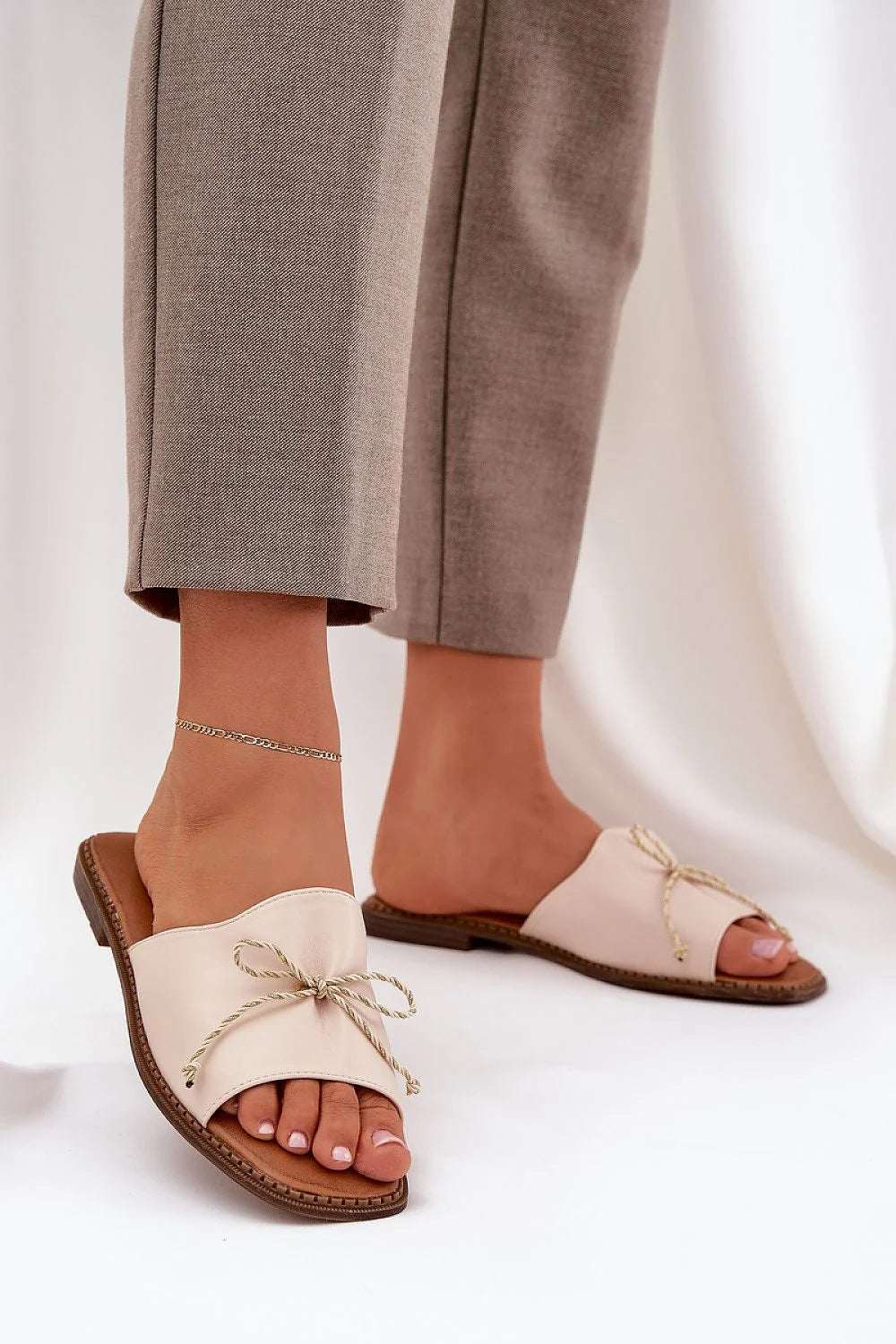 Sandales femmes élégantes mules ouvertes arrière simili cuir crème nœud délicat confort tout le jour occasion été