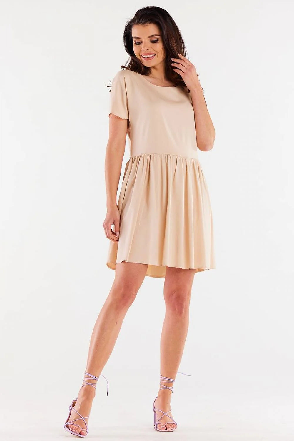 Robe féminine décontractée couleur beige clair manches courtes jupe évasée coupe ample tailles S M L XL femme