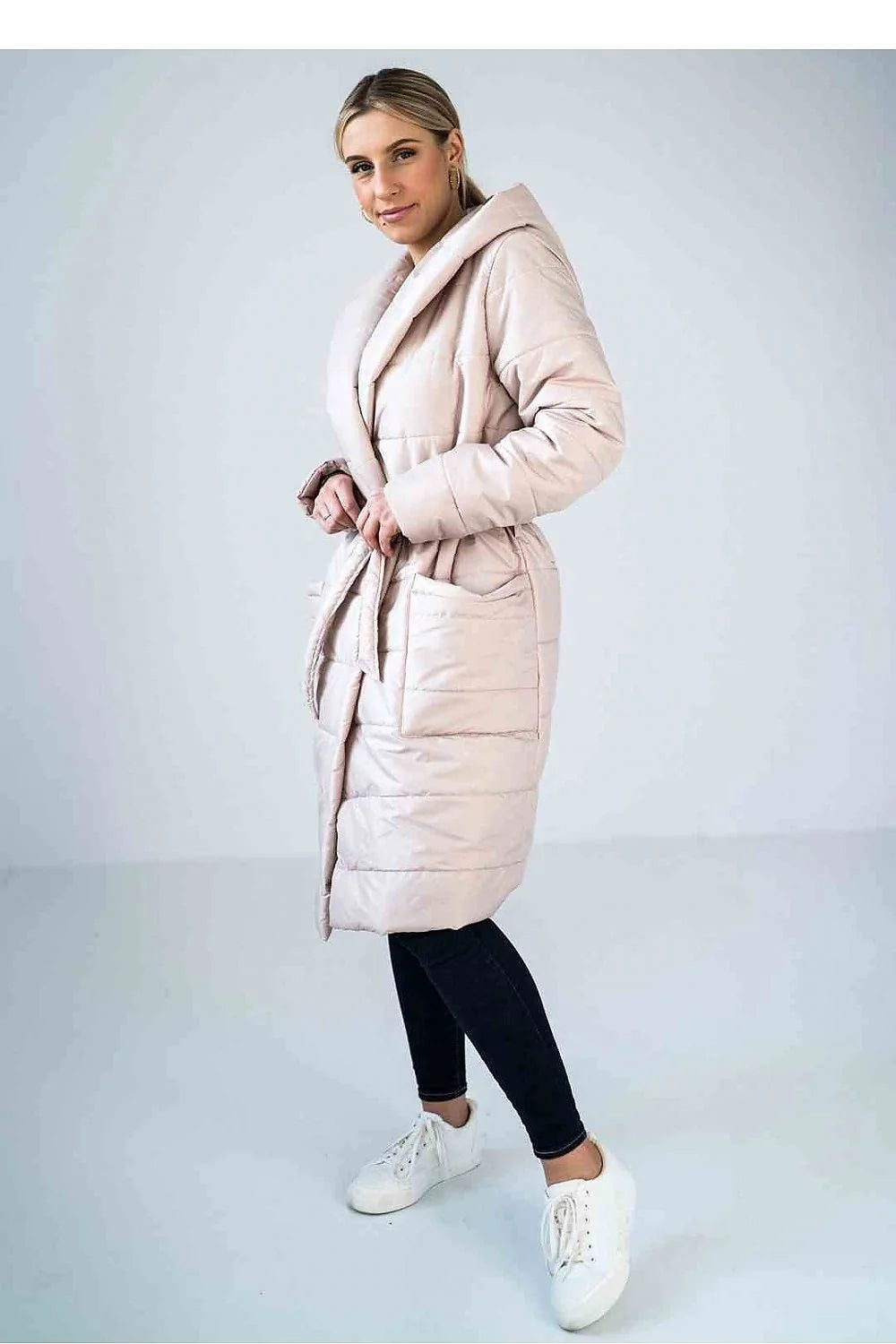 manteau matelassé mi long ceinturé cache coeur col châle capuche doublure rembourrée légère isolante poches ajustables coupe ajustée beige élégante