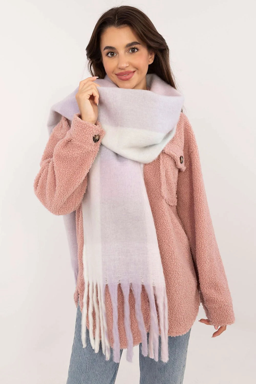 Ensemble vêtements femme style cosy intemporel veste polaire sherpa écharpe laine mélange rose pâle gradient blanc lavande franges hiver froid élégance confort mode