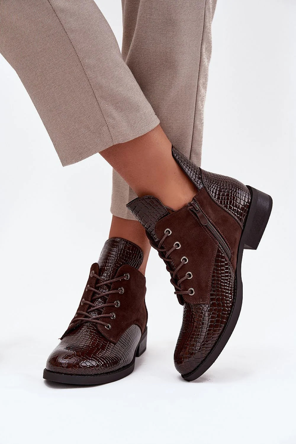 bottines femme cuir artificiel effet croco empiècements daim bout pointu cheville lacets œillets zip latéral talon bas bloc semelle antidérapante