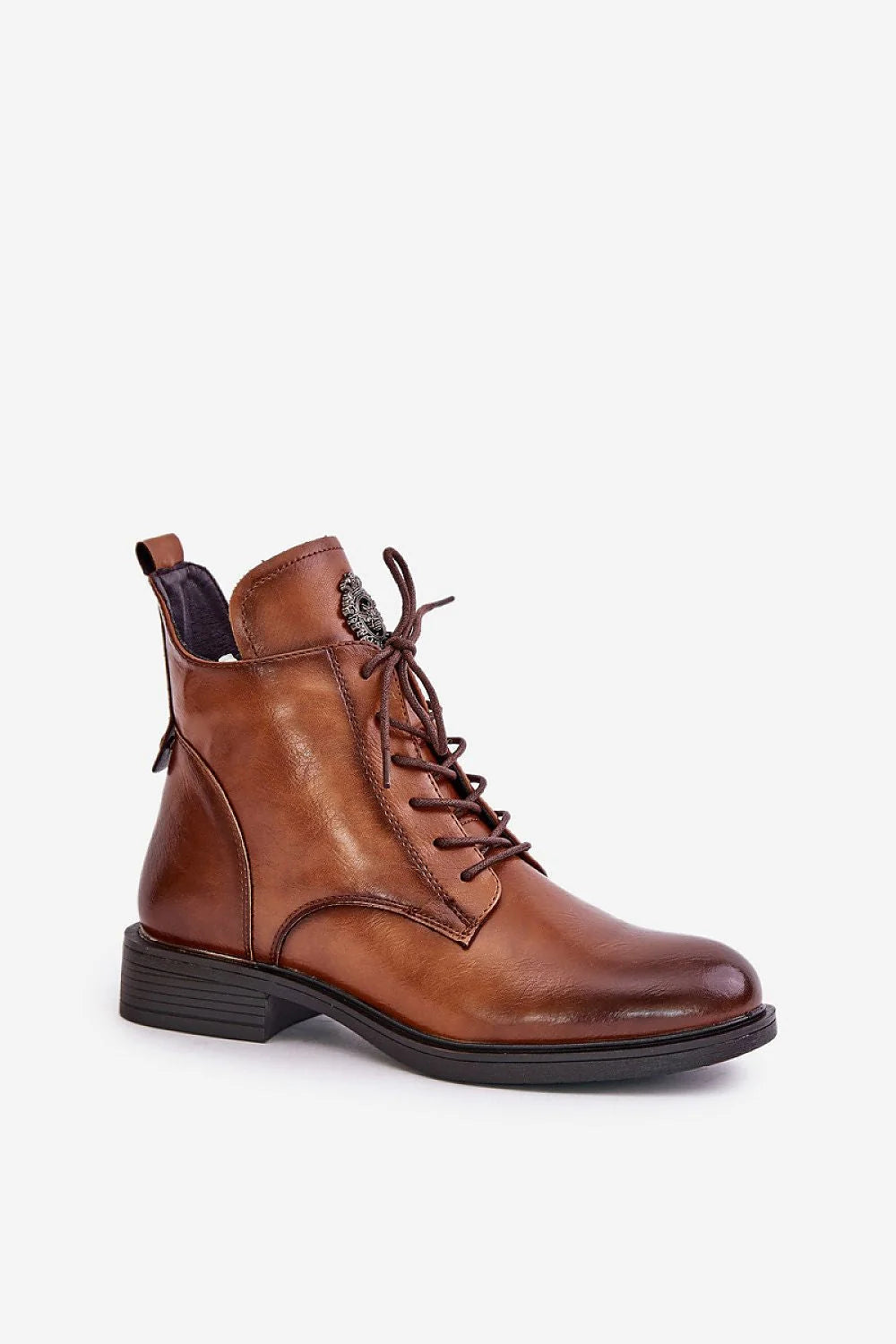 Bottes en cuir élégantes brun lisse pour femmes, style intemporel, lacets intégrés, écusson métallique, coupe mi-haute, semelle caoutchouc durable, confort tout jour