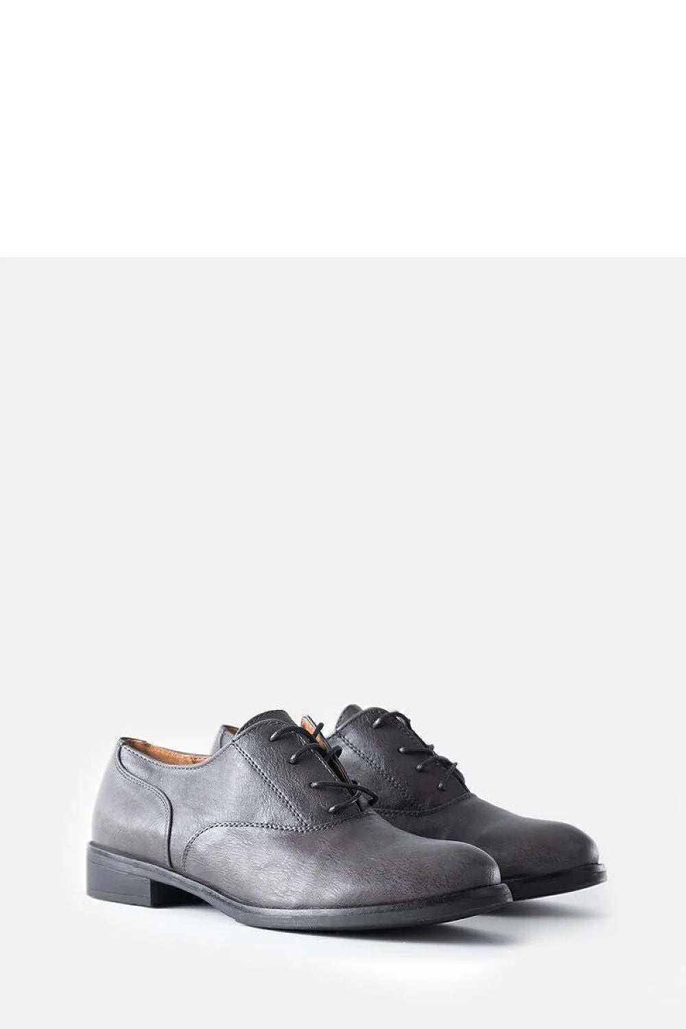 Chaussures basses Solea en simili cuir grises classiques Oxford fermeture lacets œillets métalliques coupe basse bout rond talon carré semelle caoutchouc confortable durabilité femmes