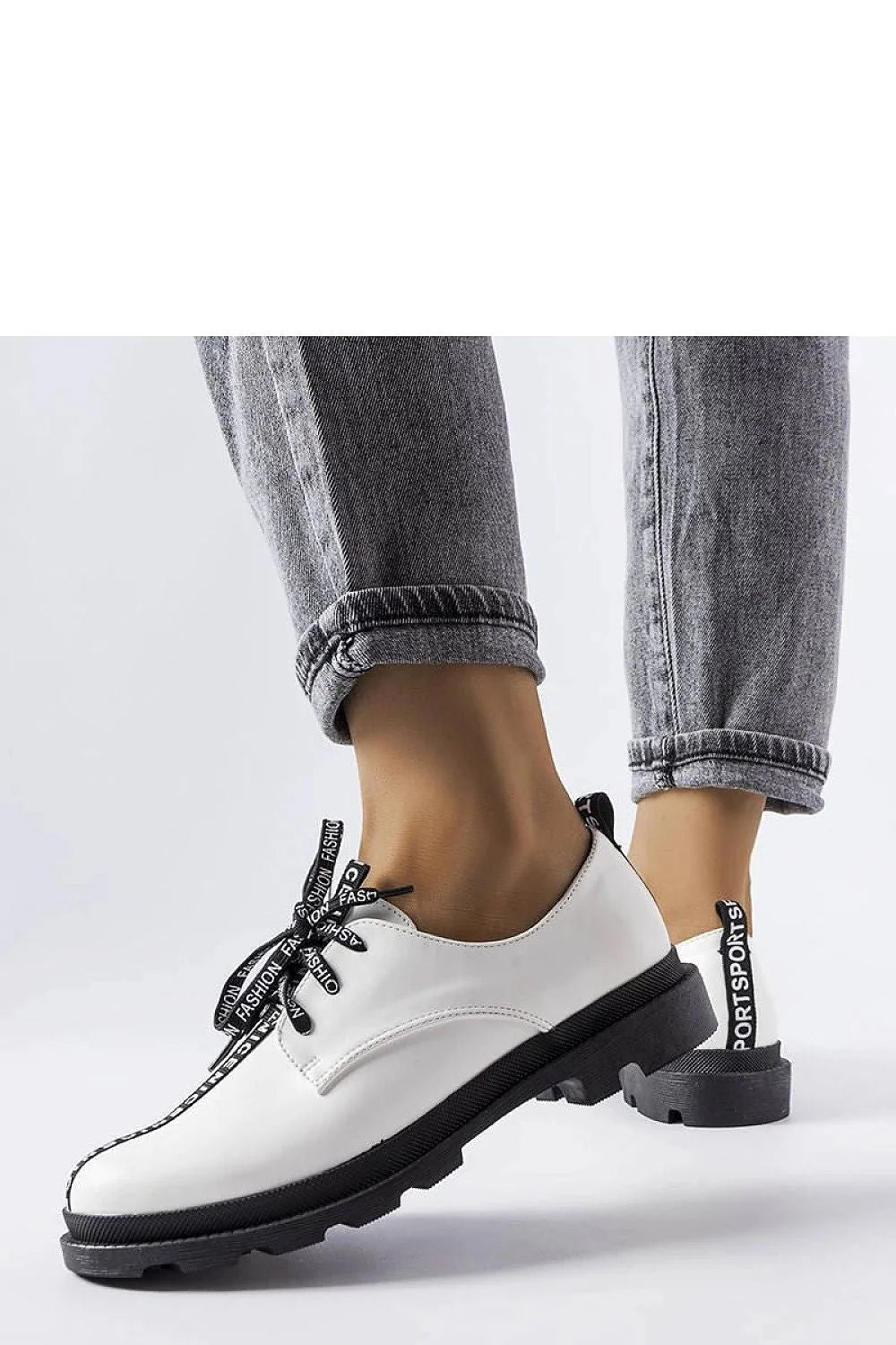 Chaussures basses femmes design moderne style sportif confortable semelle contrastée tige basse lacets noirs motifs répétés