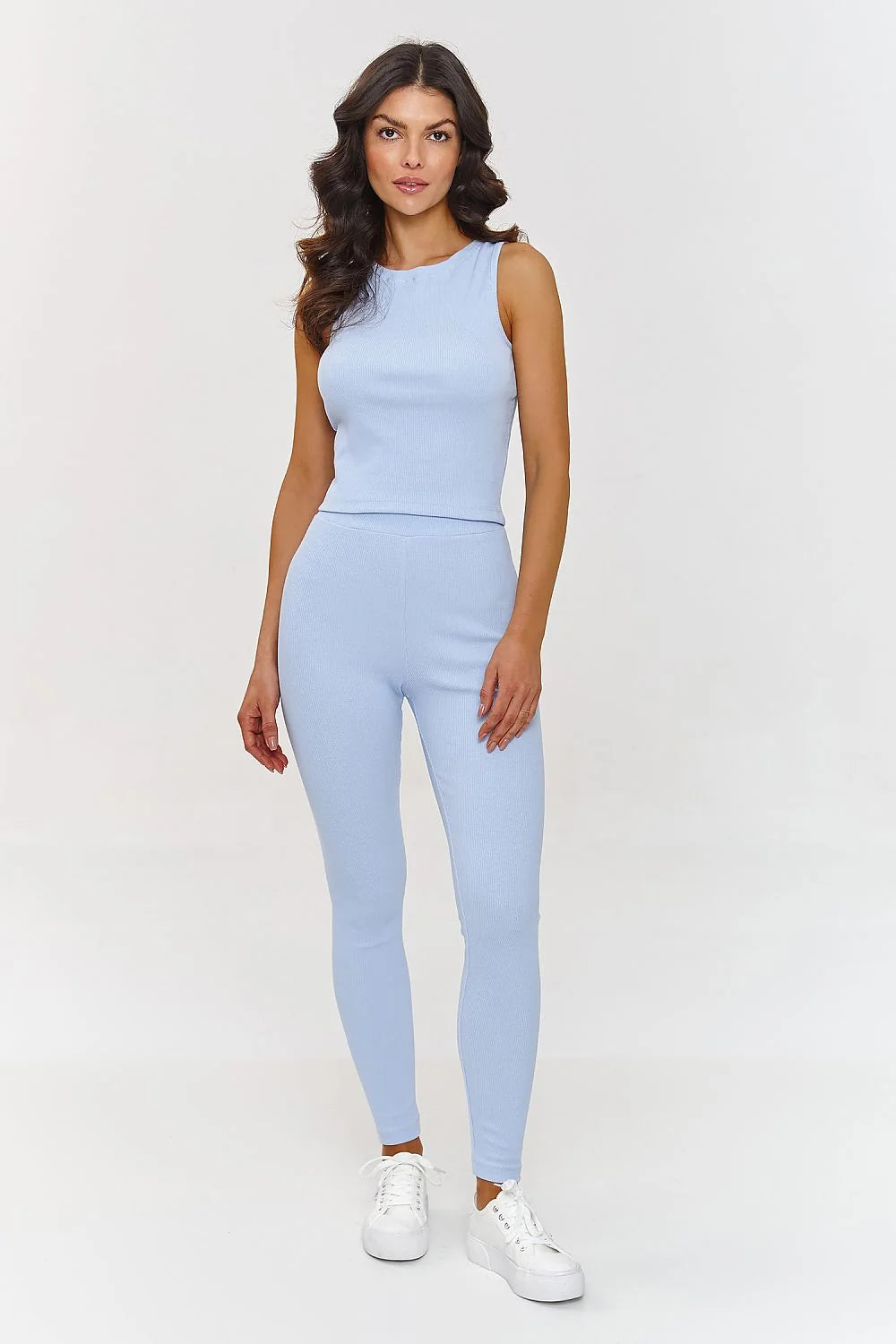 Ensemble Makadamia pour femme, hoodie ample, top côtelé, leggings ajustés, bleu pastel, look casual chic, confort et style