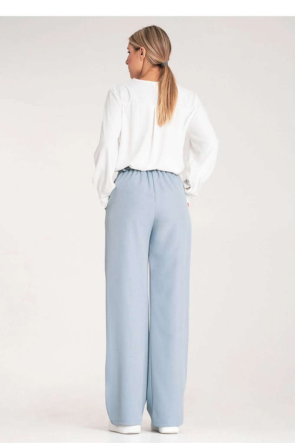 Ensemble mode femme élégant chemisier col V manches longues boutonnées pantalon taille haute coupe droite couleur blanche et bleu pâle