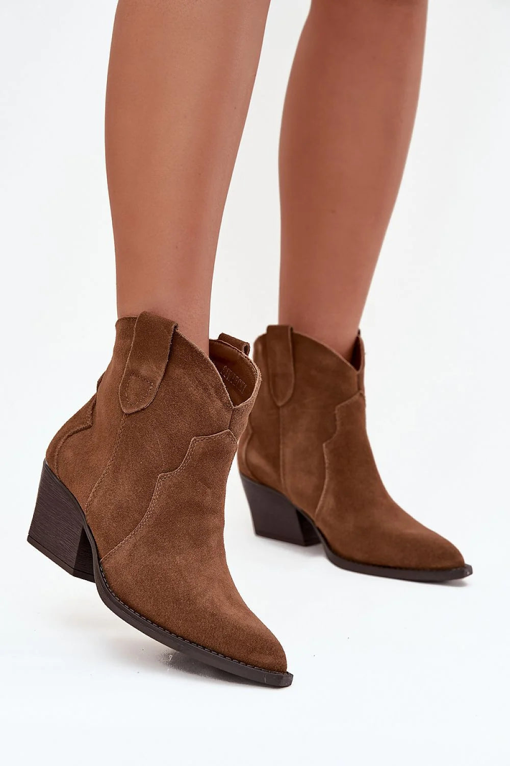 bottines femme daim naturel marron style western cheville bout pointu talon biseauté empilé stable doublure fourrure surpiqûres semelle robuste casualchic