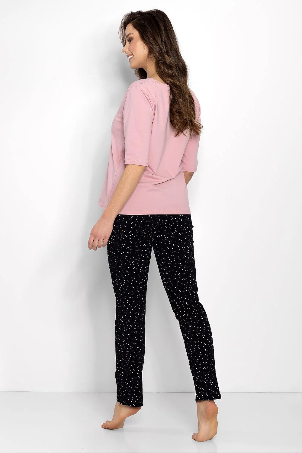 Pyjama féminin élégant pour femme, style casual, doux et hypoallergénique, couleur rose pâle et noir, matières naturelles, pantalon ajusté, manches 3/4, cadeau idéal