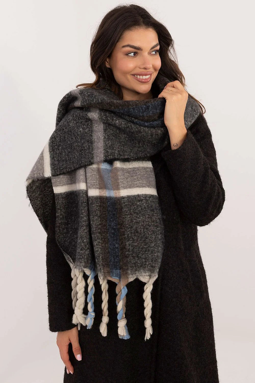 Écharpe femme élégante en laine douce motif carreaux gris noir blanc bleu clair franges torsadées ample rectangulaire hiver versatile