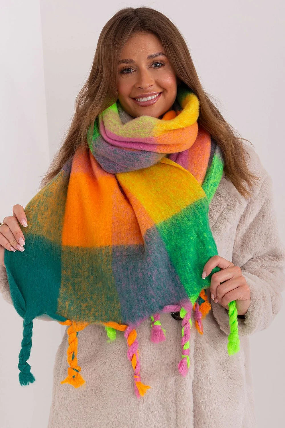 Écharpe à carreaux colorés pour femmes, matière douce, style moderne, tendance automne/hiver, franges tressées, longueur ample, polyvalente, accessoire chic, Polyester résistant, doux et chaud, design audacieux, idéal pour les saisons froides