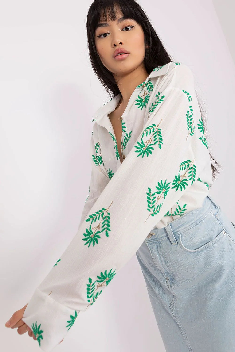 Chemise femme manches longues design élégant motif floral vert coton blanc cassé coupe ample style décontracté