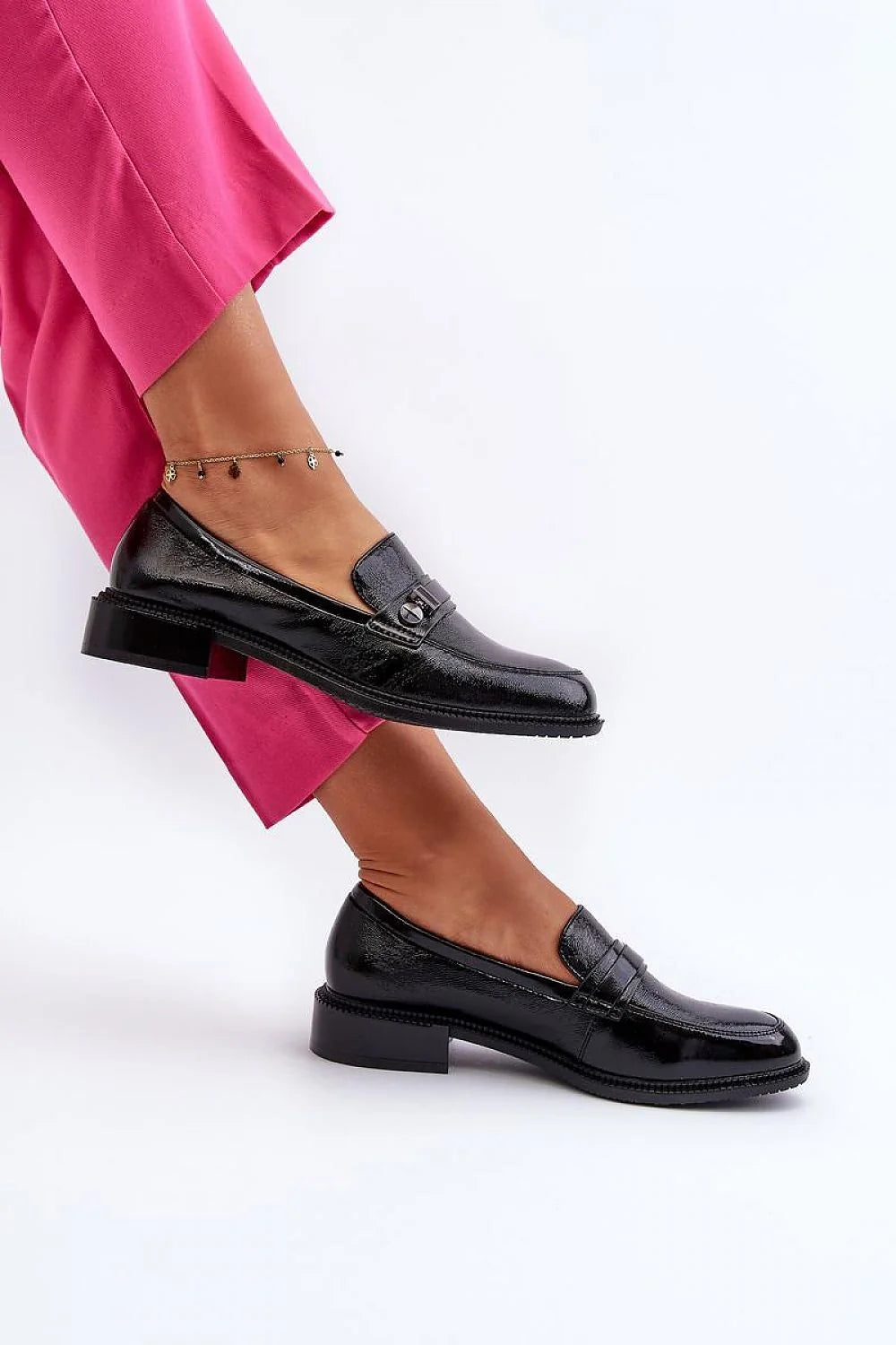 Moccasins Step in style pour femme, design classique moderne, cuir verni noir, semelle basse, look élégant, occasion versatile