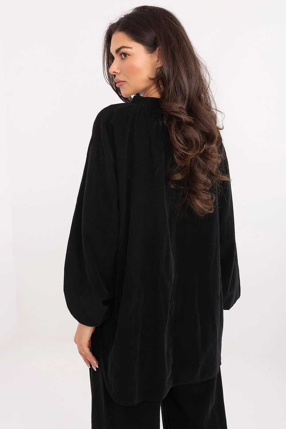 chemisier velours noir ensemble deux pièces haut pantalon loungewear col officier patte boutonnage boutons contrastants manches bouffantes poignets