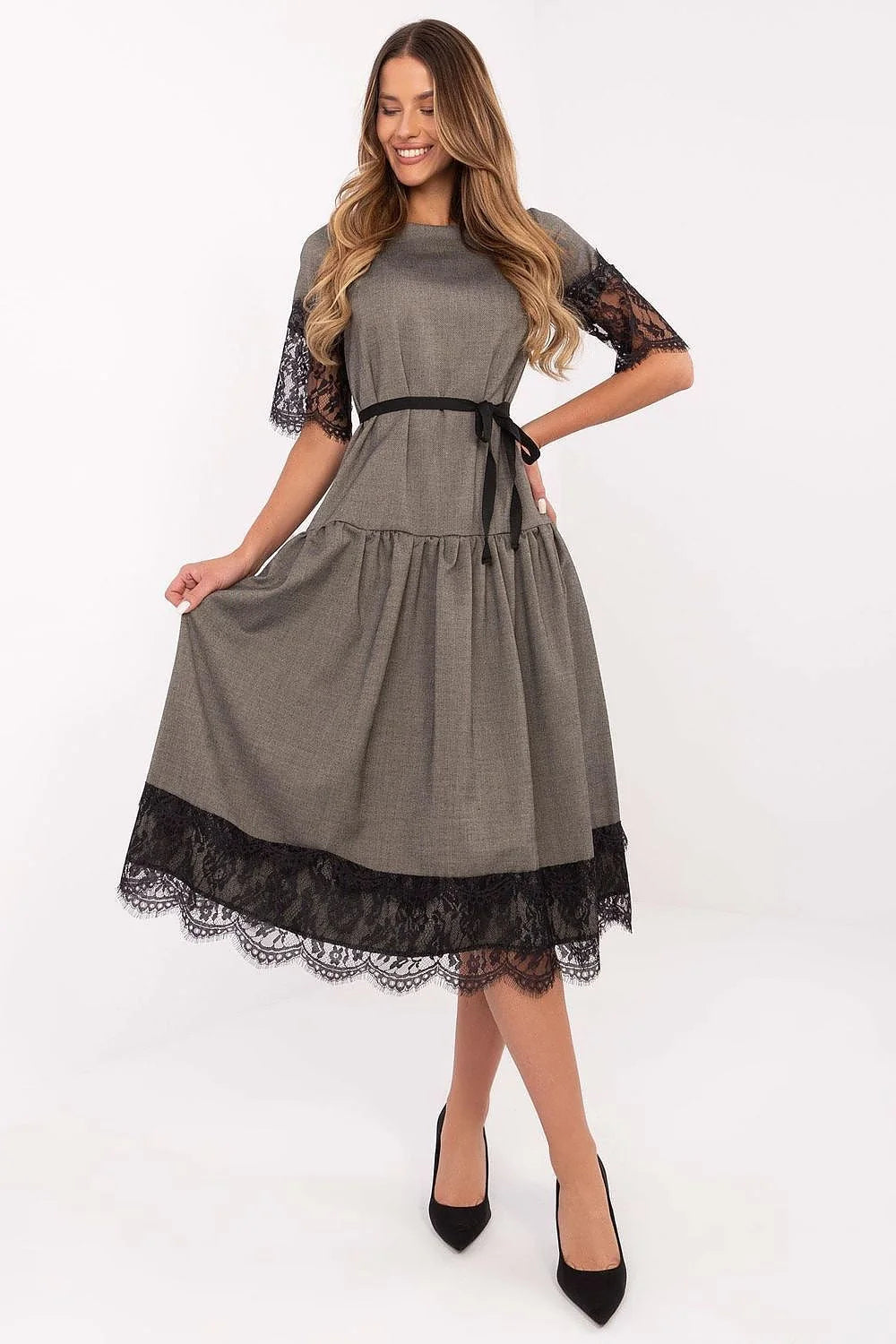 Robe de cocktail élégante coupe évasée longueur midi manches dentelle noire ceinture taille ajustable femme