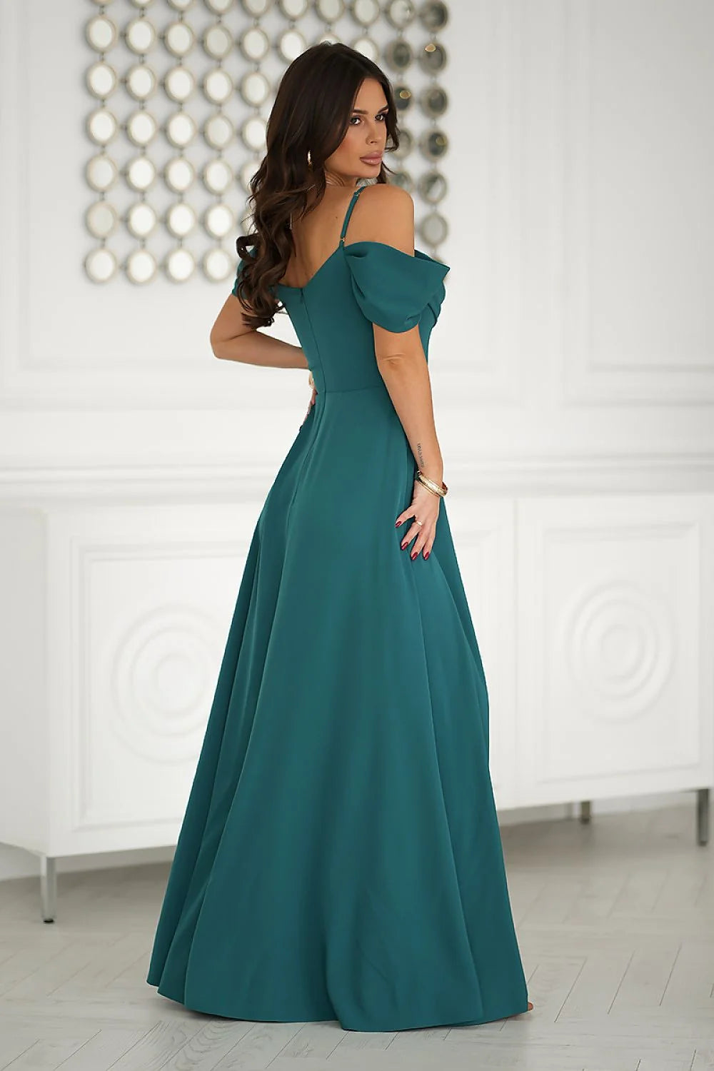 Robe de soirée élégante longue épaules nues vert émeraude fente latérale matériau fluide femmes