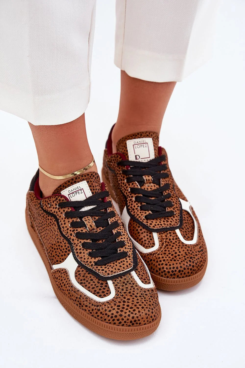 Chaussures sport femme design audacieux cuir texturé motif animal Brun Noir contrastes Blancs laces robustes maintien personnalisé semelle caoutchouc