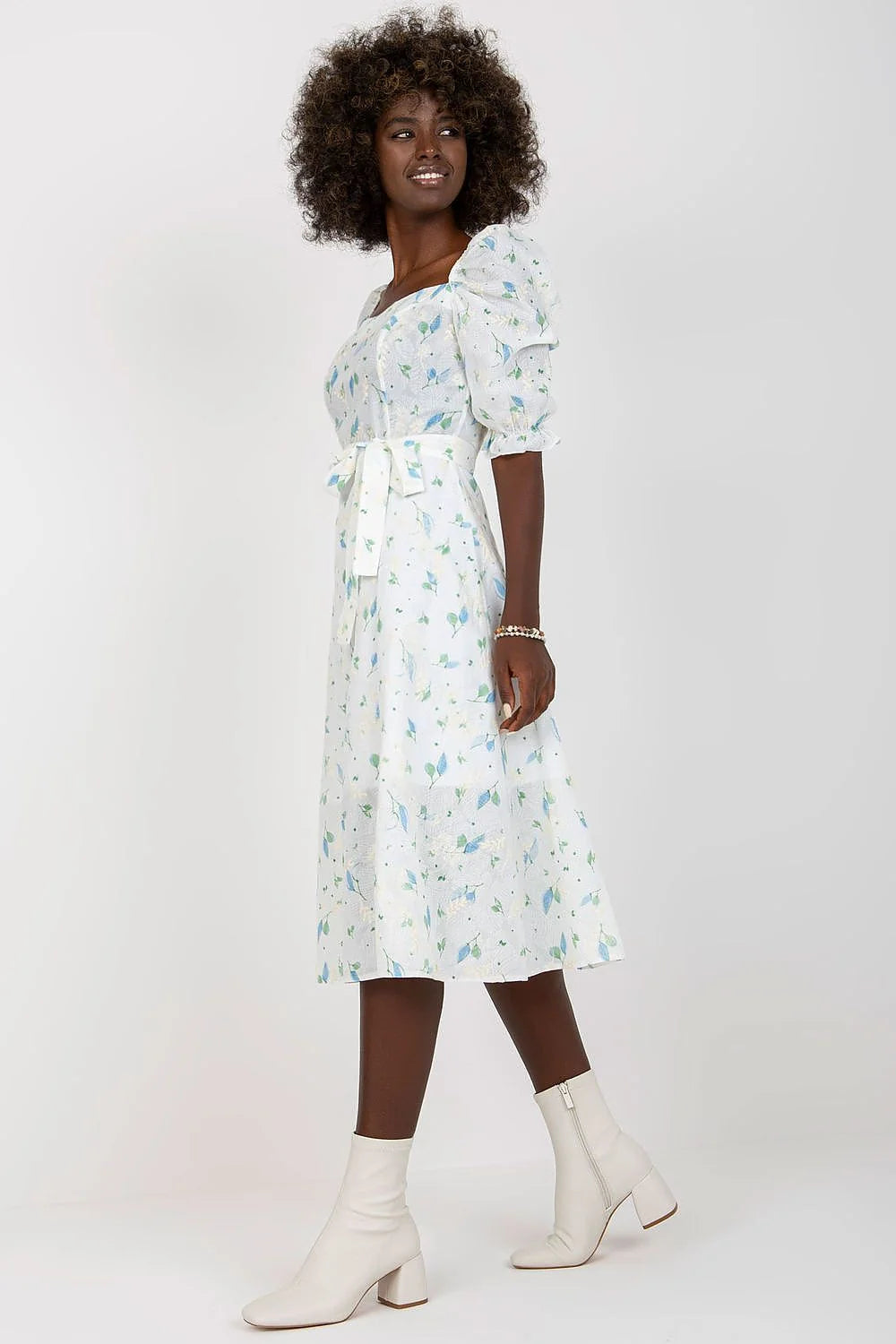 Robe été femme style romantique motifs floraux bleu vert tissu fluide encolure carrée manches courtes ceinture ajustable midi blanc