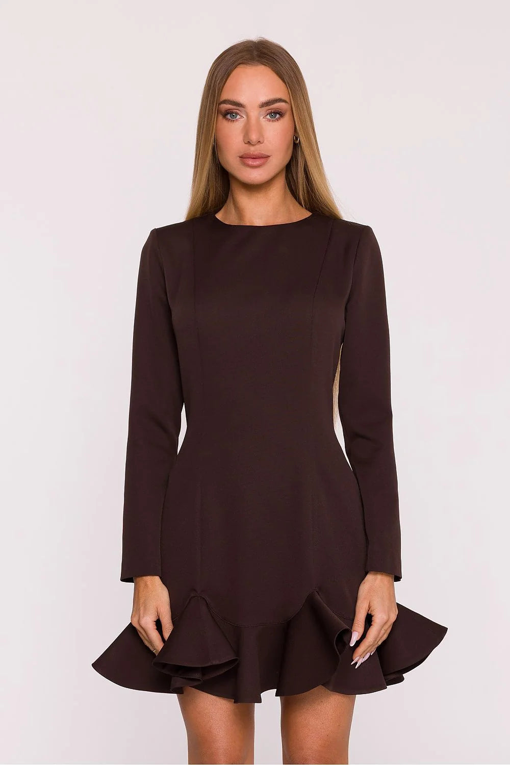 robe cocktail courte chocolat manches longues col demi cercle cintrée coutures princesses taille marquée jupe évasée volant froncé légère