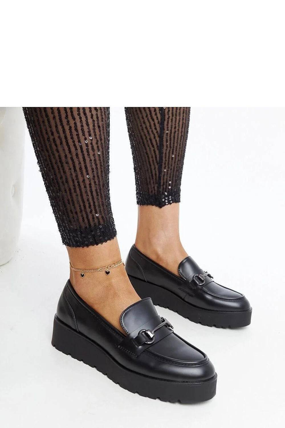 mocassins noirs femme cuir similicuir plateforme compensée crantée semelle épaisse bout arrondi mors métallique ornement boucle brillante élégance confortable urbain