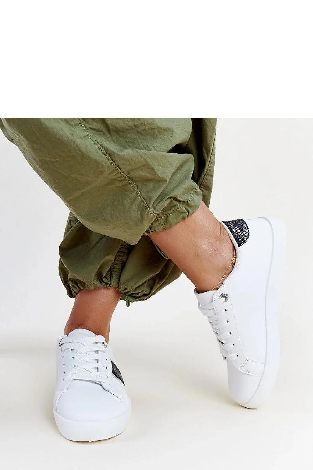 baskets femmes basses blanches similicuir cuir minimaliste profil bas lacets blancs semelle plate caoutchouc bout rond bandes contrastantes gris anthracite