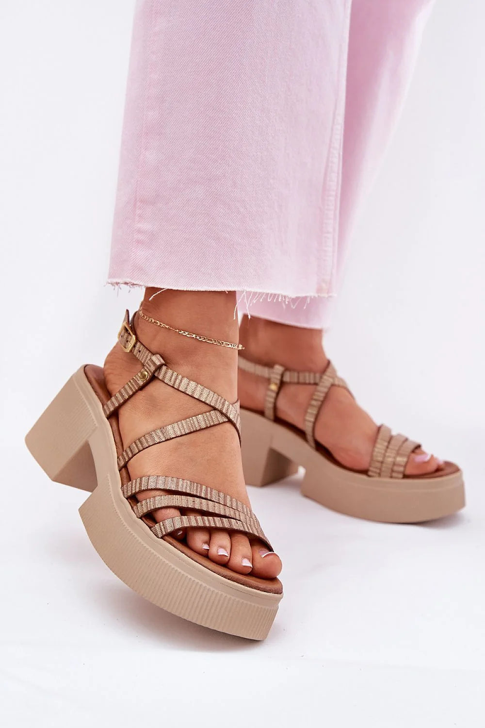 Sandales femmes design moderne estival beige lanières fines ajustables talon bloc confort plateforme cuir synthétique