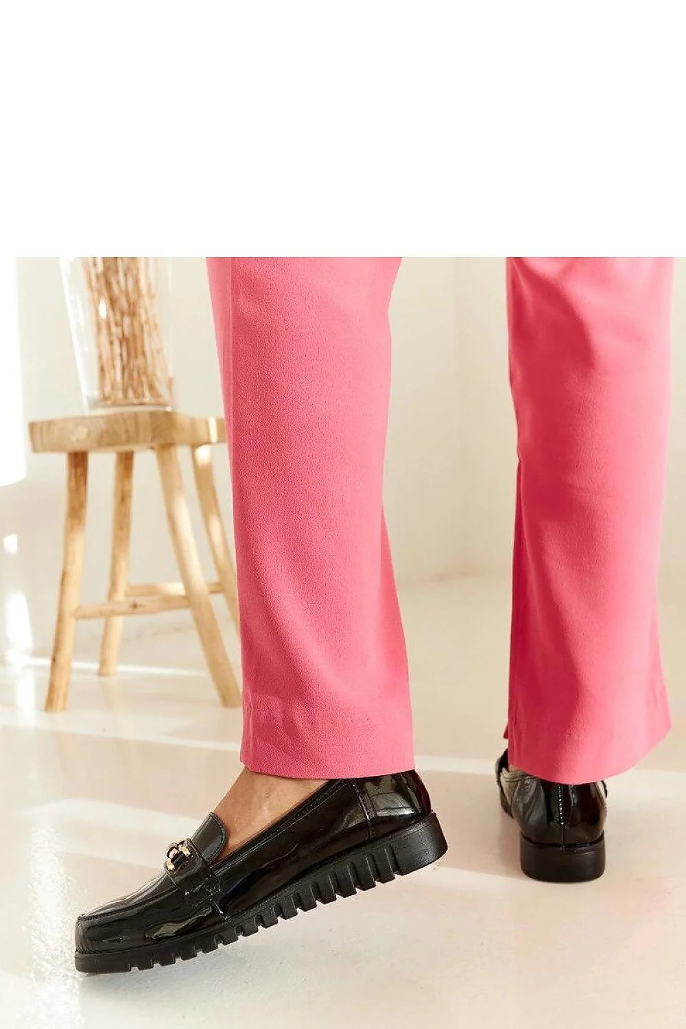 Mocassins vernis noirs Sardis, pantalon rose vif, sac à main compact - Ensemble mode femme tendance été 2023