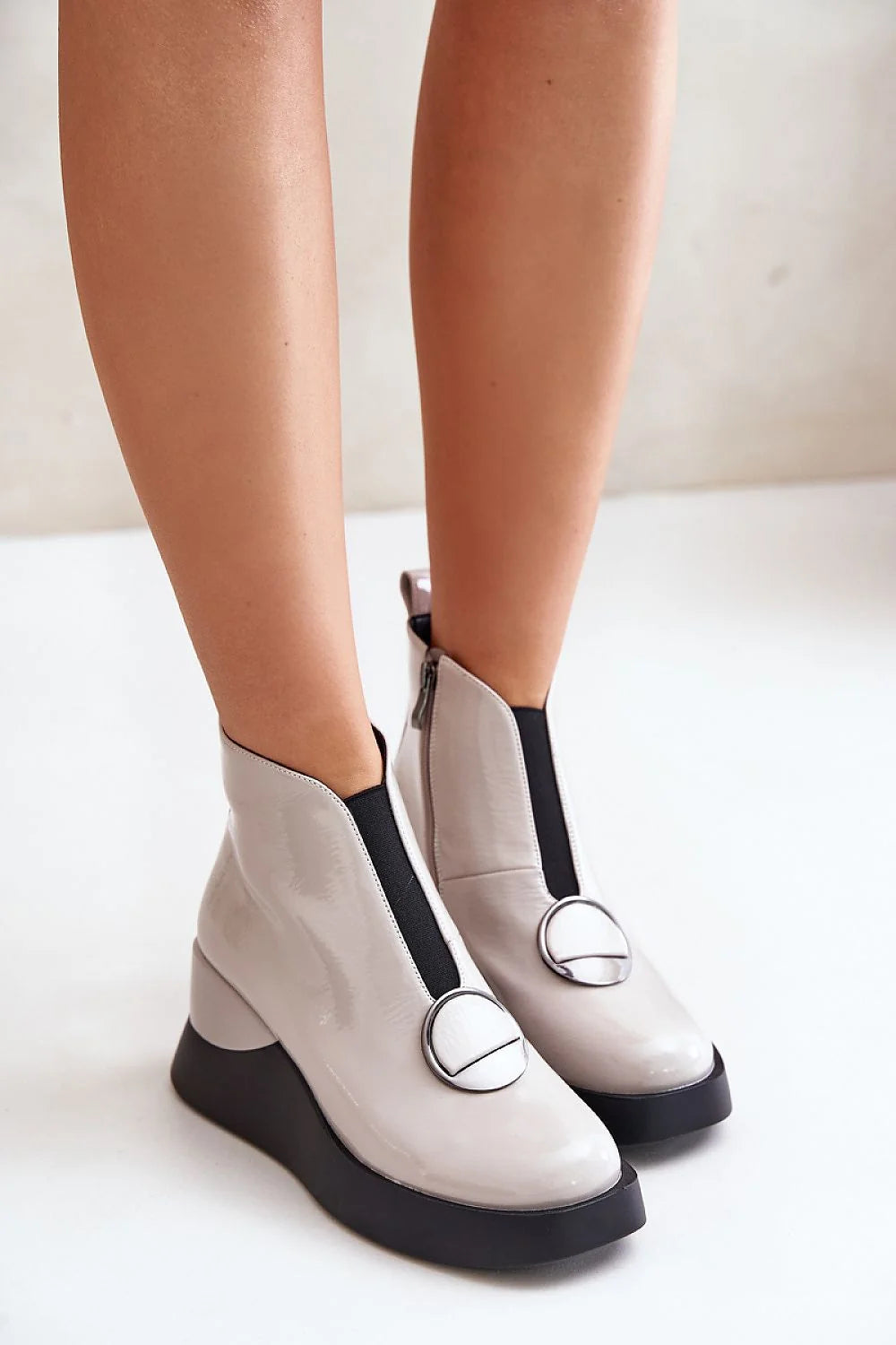 Bottines mode design moderne cuir verni beige clair coupe épurée talon intégré semelle plateforme femmes