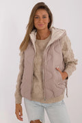 Gilet sans manches pour femme en tissu matelassé beige doux, doublure claire, isolation synthétique légère, capuche ajustable, fermeture éclair métal, poches latérales, coupe droite, style décontracté, idéal pour les saisons intermédiaires