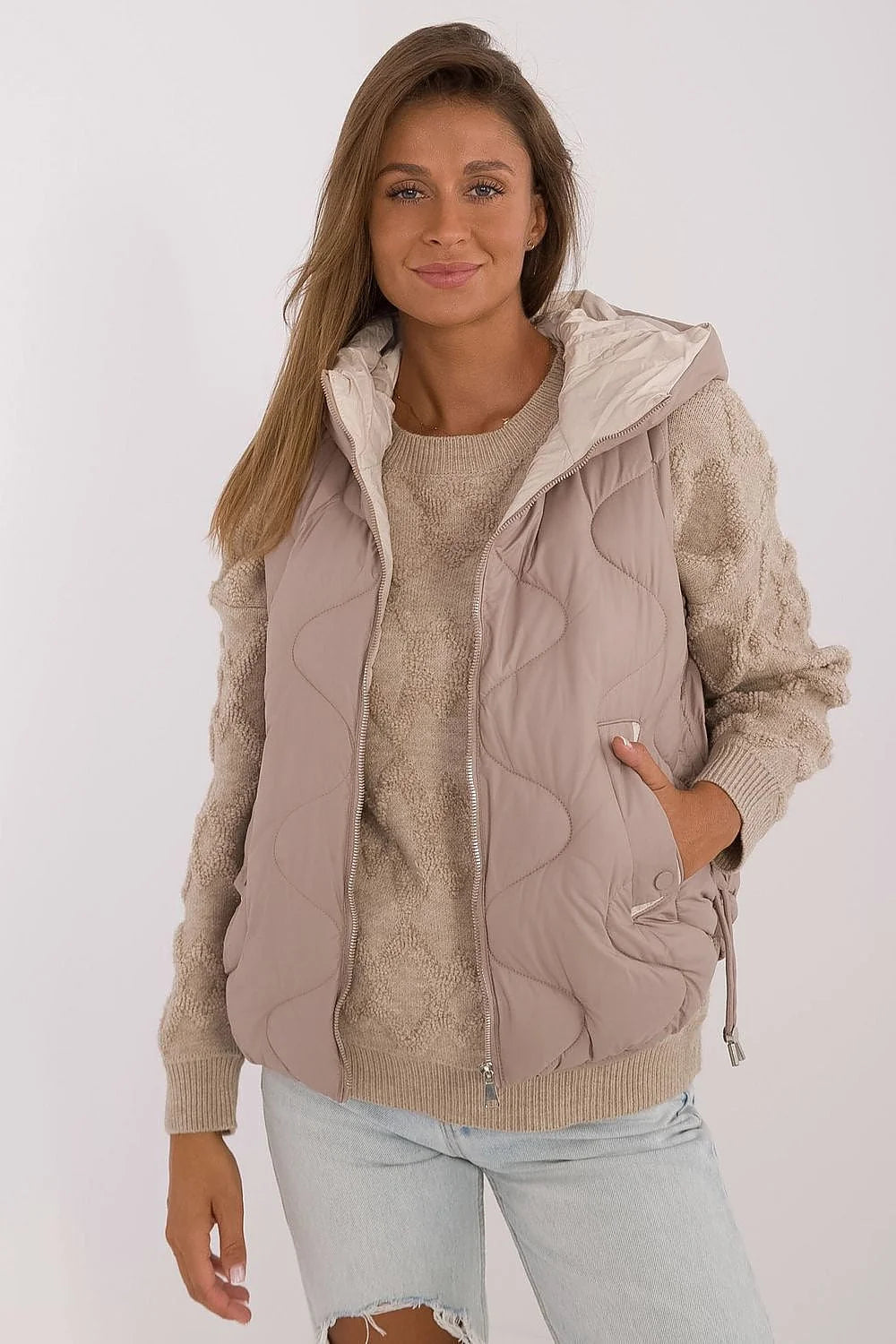 Gilet sans manches pour femme en tissu matelassé beige doux, doublure claire, isolation synthétique légère, capuche ajustable, fermeture éclair métal, poches latérales, coupe droite, style décontracté, idéal pour les saisons intermédiaires