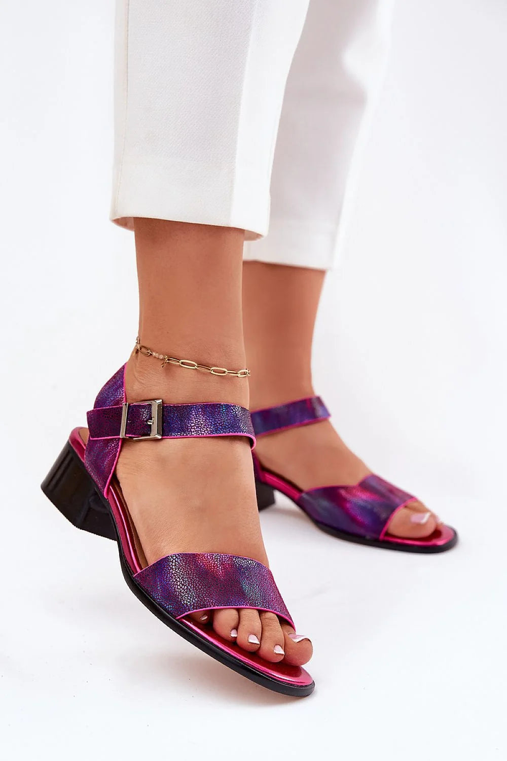 Sandales à talons carrés pour femmes, design épuré, cuir naturel, confort tout le jour, style élégant, occasionnels semi-formels, ajustement parfait, fermure à boucle métallique