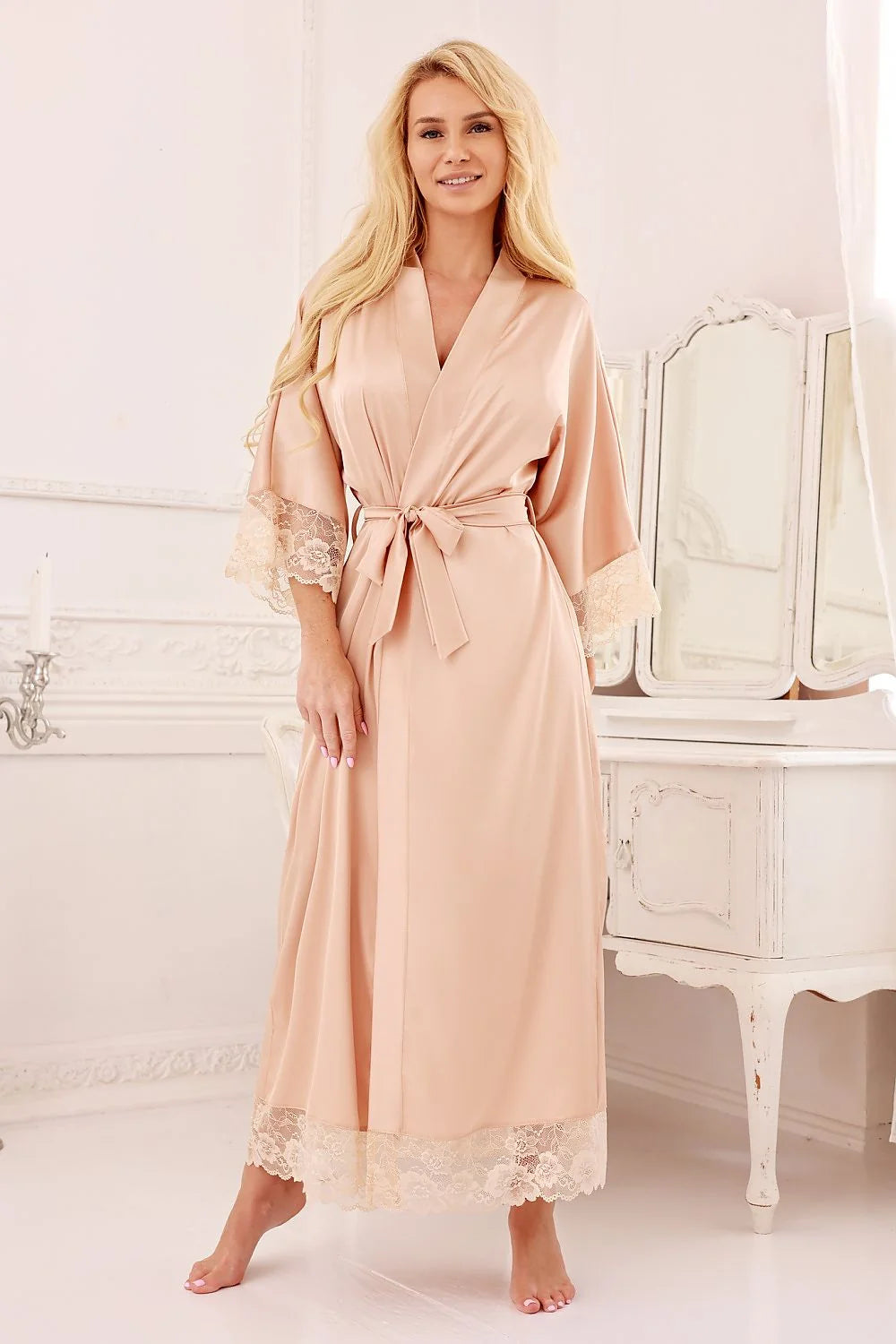 chemise nuit longue satinée fluide enveloppante peignoir kimono rose poudré nude ceinture nouée col décolleté manches larges dentelle florale délicate