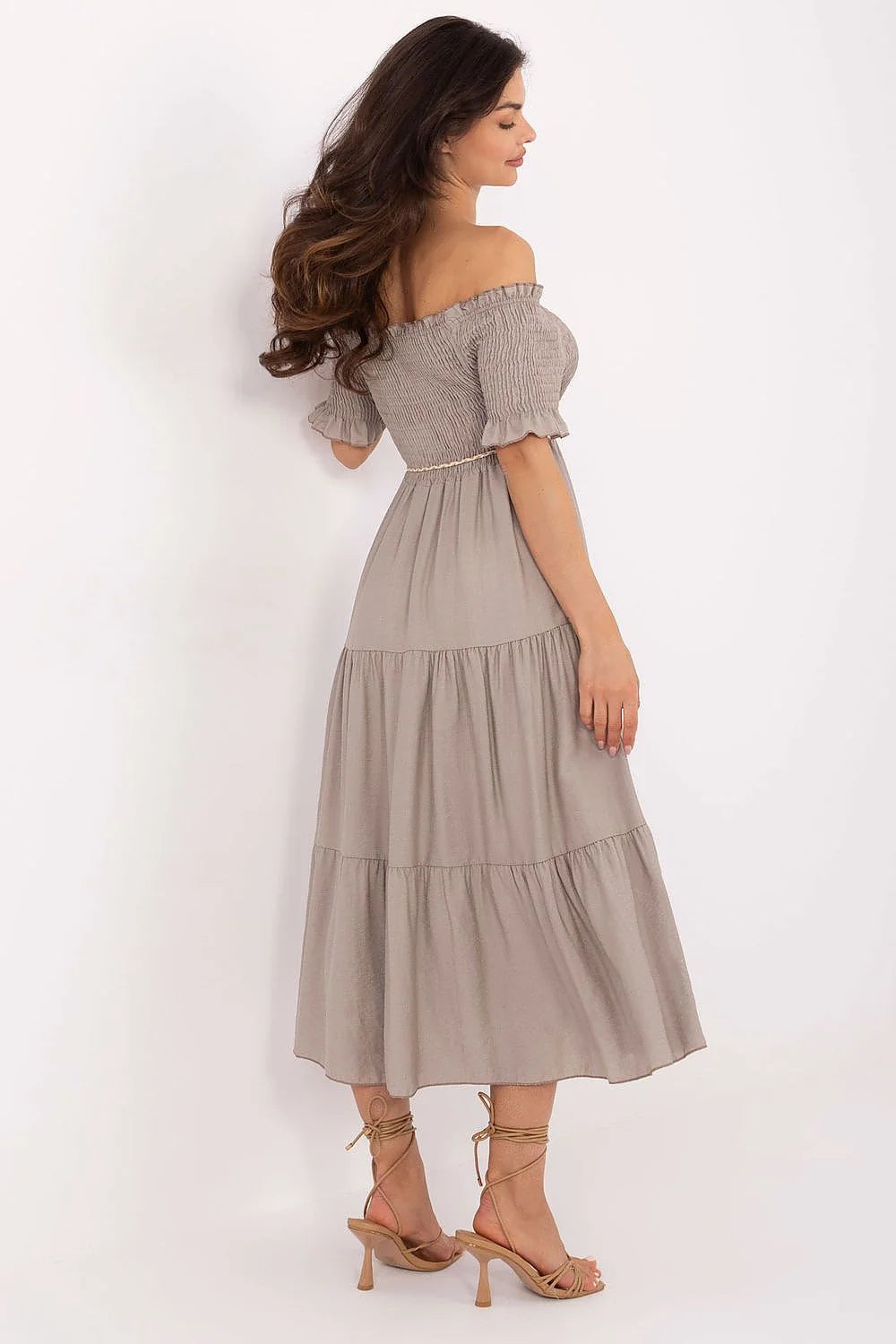 Robe de jour Italy Moda élégante beige taupe style bohème manches courtes smockées jupe en volants ceinture à pompons