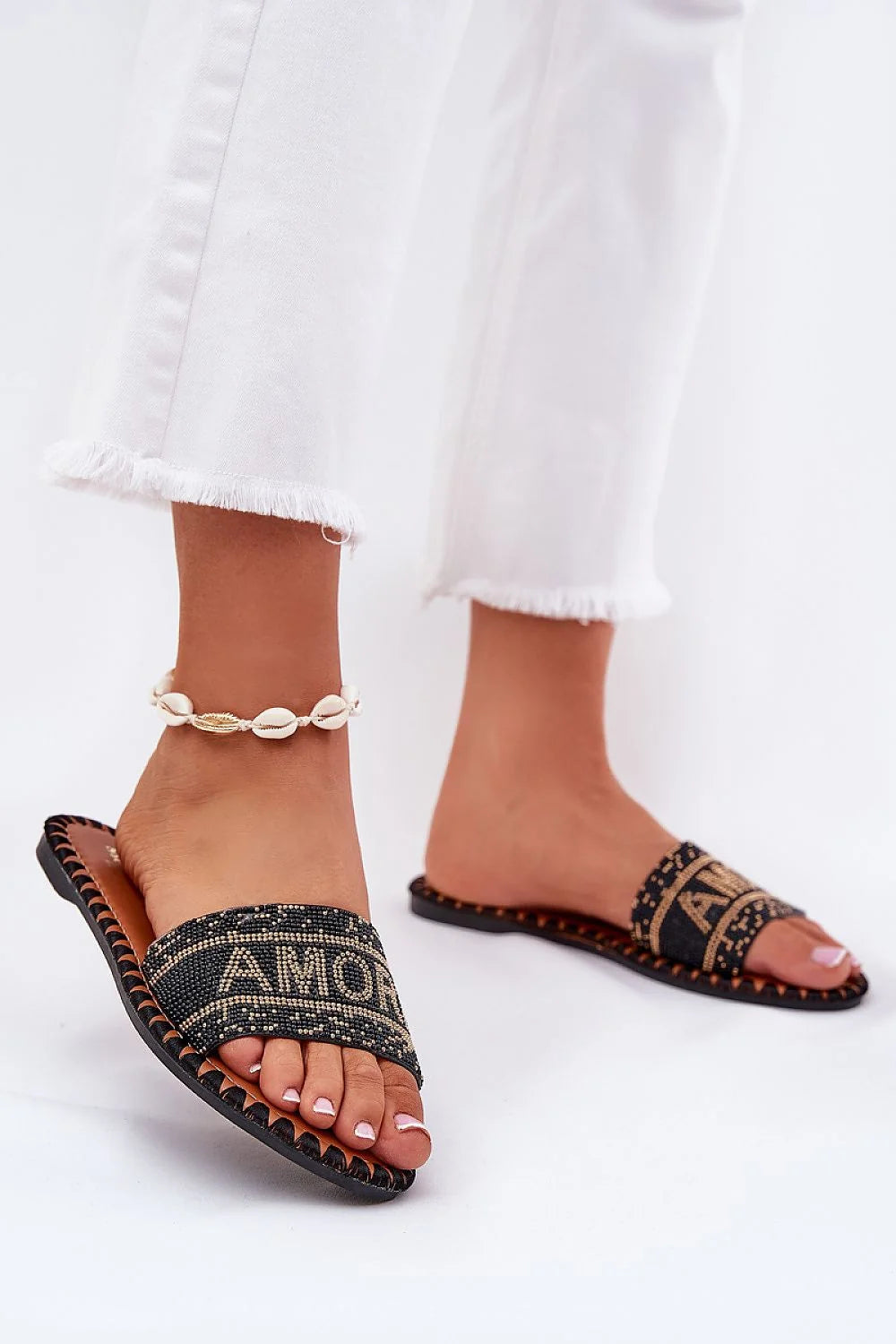 Sandales plates femme design élégant style moderne motif amour perles cuir brun semelle confortable été
