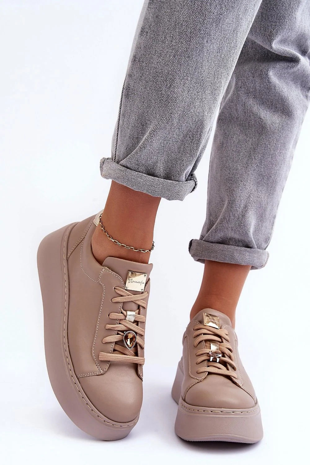 Chaussures de sport Maciejka pour femmes design moderne plateforme épaisse cuir naturel taupe doré lacets ajustables
