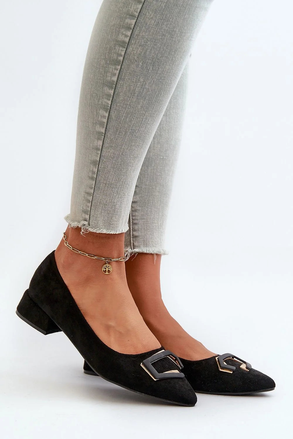 escarpins ecosuede noirs bout pointu talons bas talon carré boucle géométrique métal doré confortable semelle cuir élégant raffiné