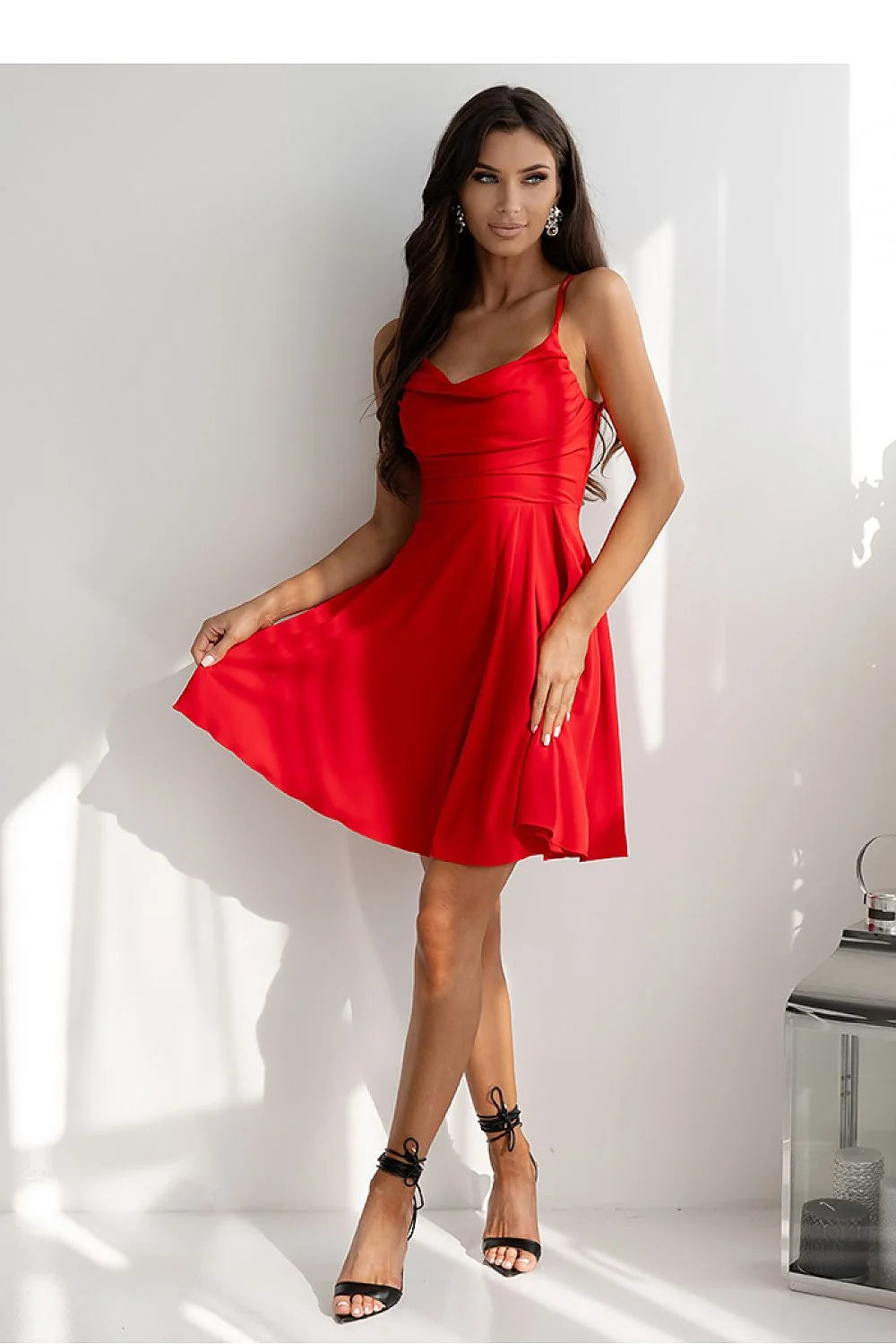 Robe élégante tissu satiné décolleté en cœur dos nu finitions soignées taille ajustable occasion spéciale femme